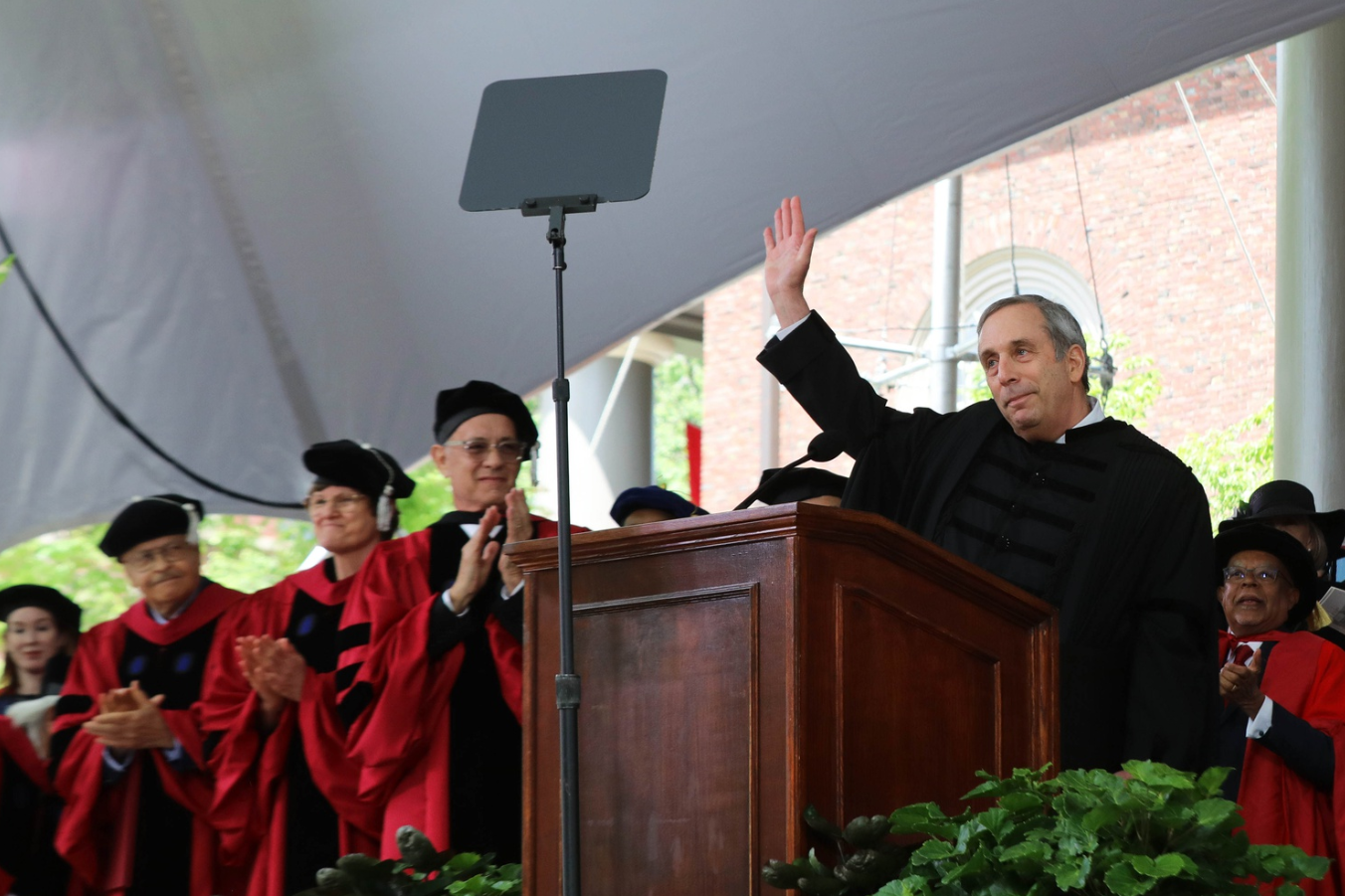 Xúc động bài phát biểu tốt nghiệp cuối cùng của Hiệu trưởng ĐH Harvard