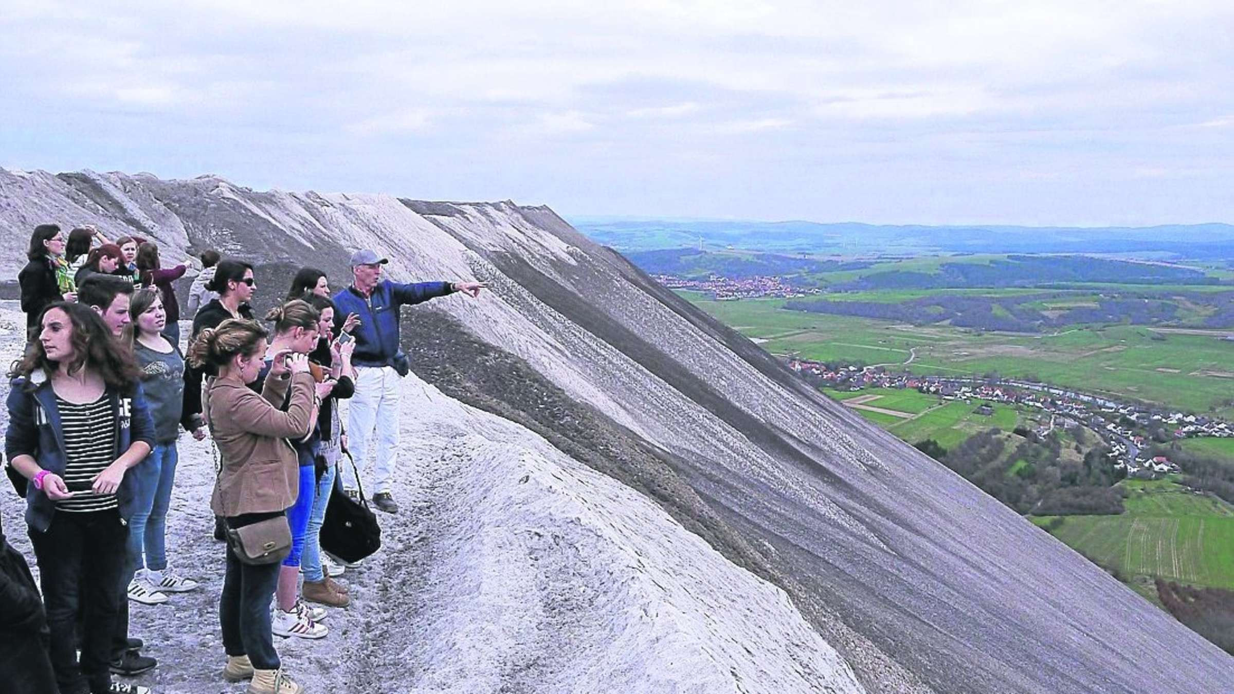 Núi muối nhân tạo lớn nhất thế giới, du khách thích thú trả tiền để được leo