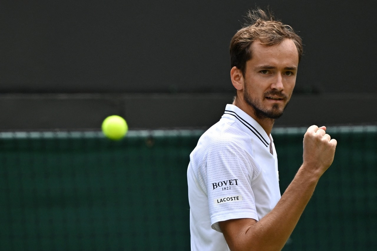 Daniil Medvedev nhẹ lướt vào tứ kết Wimbledon 2023