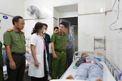 Lãnh đạo Công an Hà Nội thăm hỏi chiến sỹ bị thương khi chữa cháy