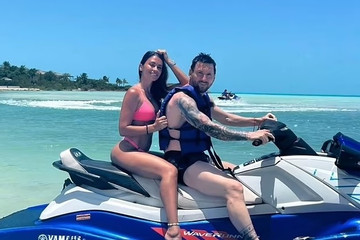 Messi vi vu 'cưỡi sóng' cùng vợ, hẹn đại náo Miami vào ngày mai