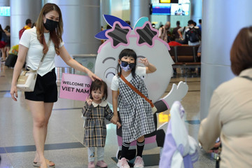 Sân bay Đà Nẵng ngập sắc hồng đen 'bắt trend' chào đón BlackPink