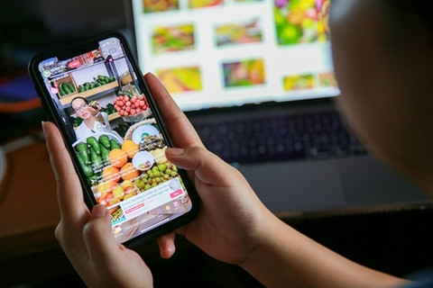 Selling fresh fruit via live streaming forecast to boom