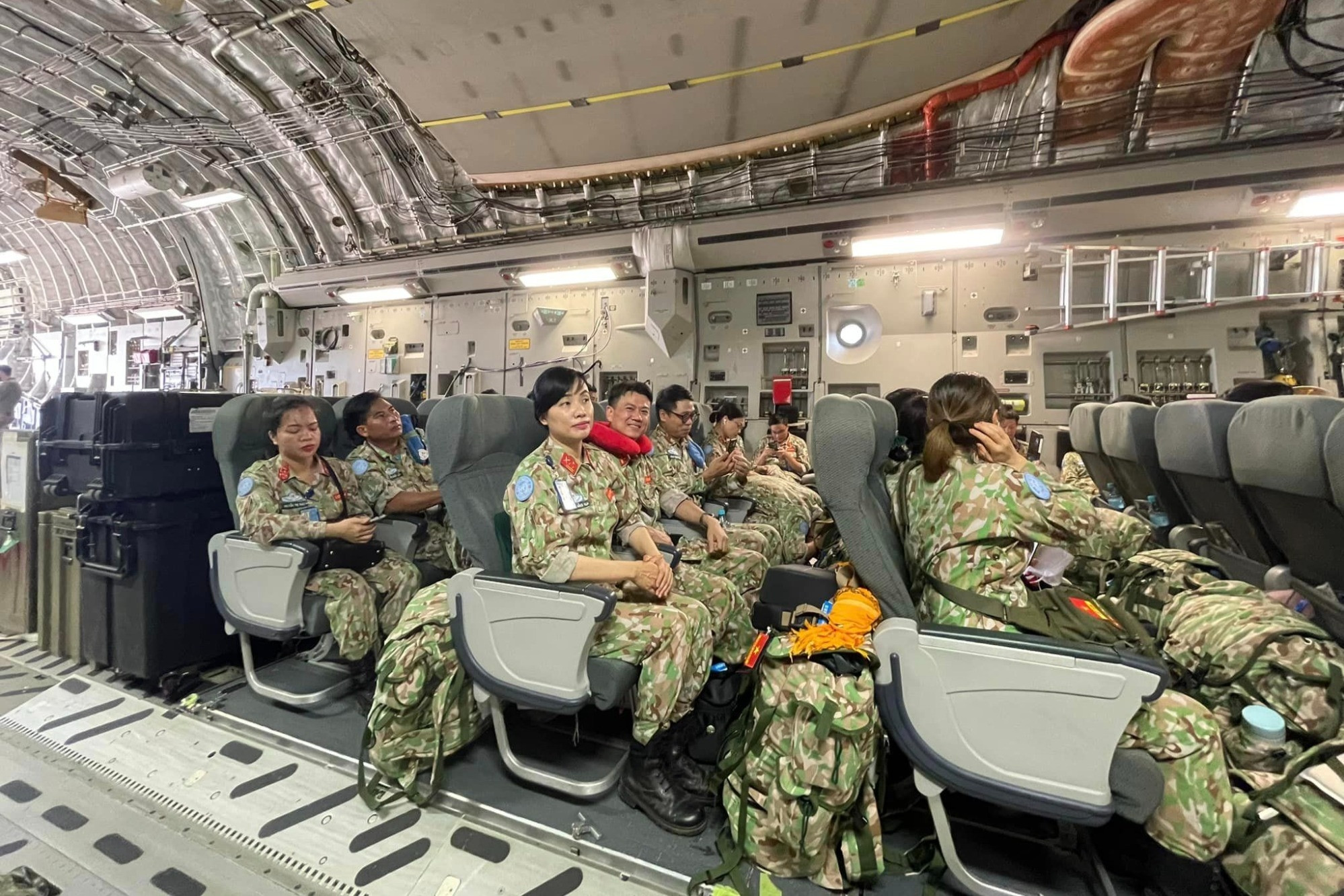Siêu vận tải C-17 đưa 51 chiến sĩ mũ nồi xanh Việt Nam từ châu Phi về nước