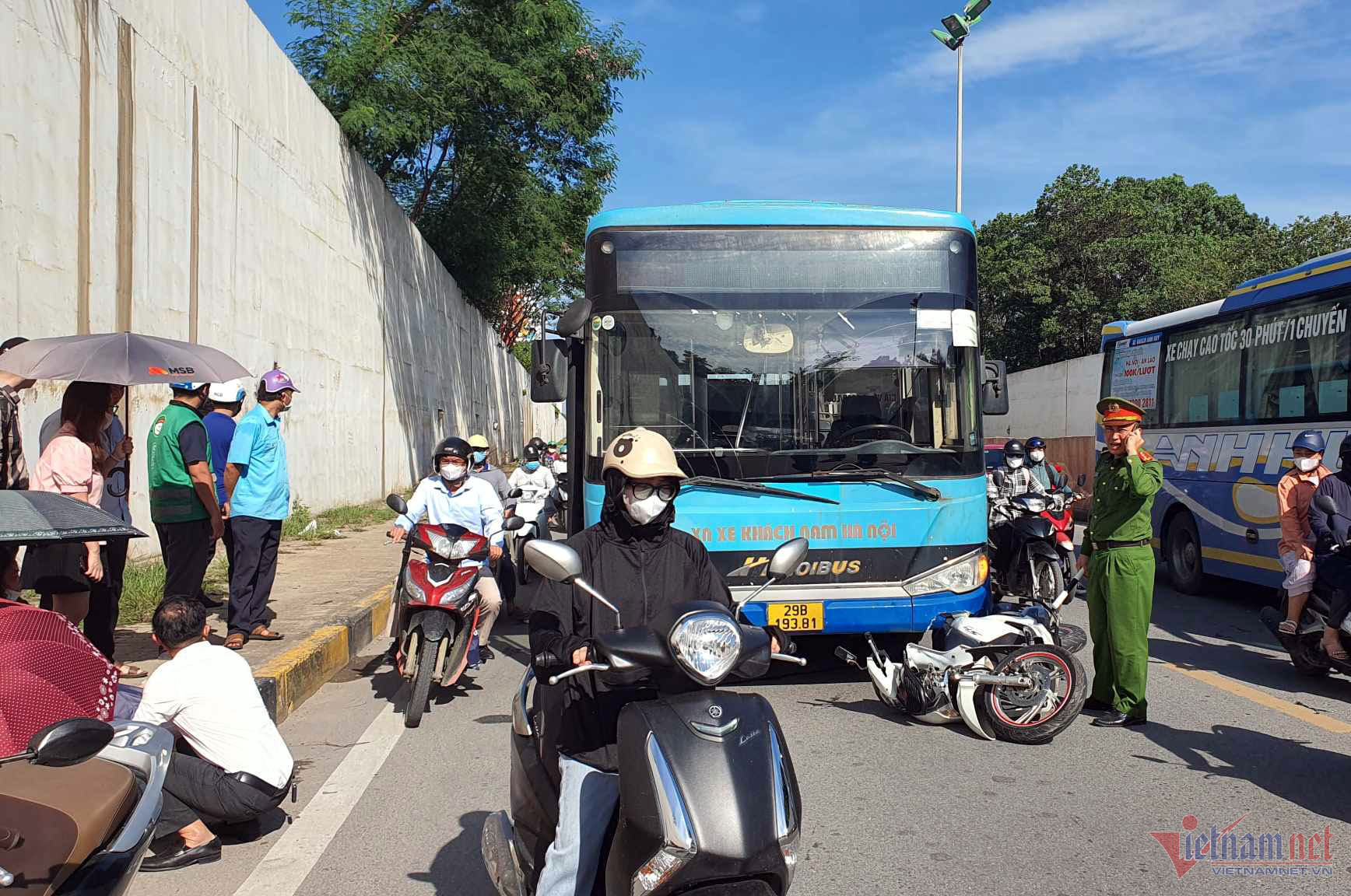 Xe buýt tông trọng thương người phụ nữ ở Hà Nội
