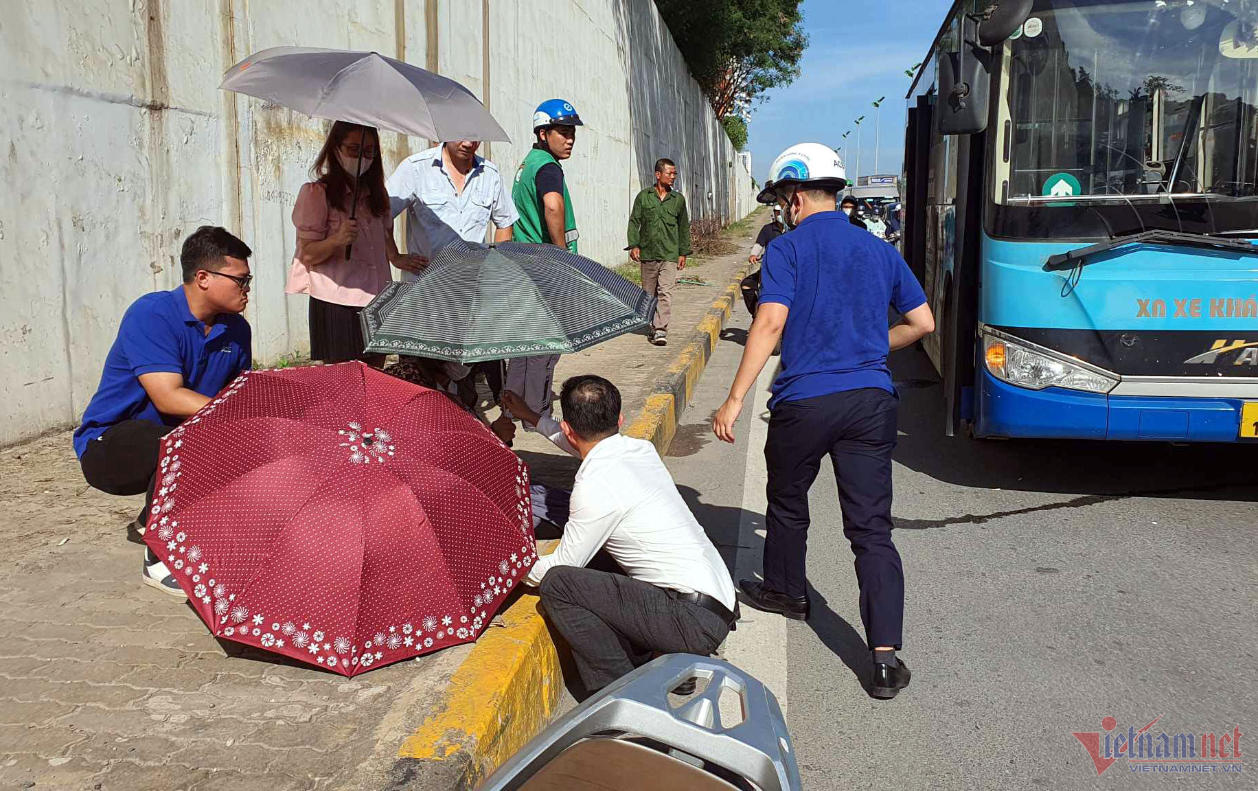 Xe buýt tông trọng thương người phụ nữ ở Hà Nội