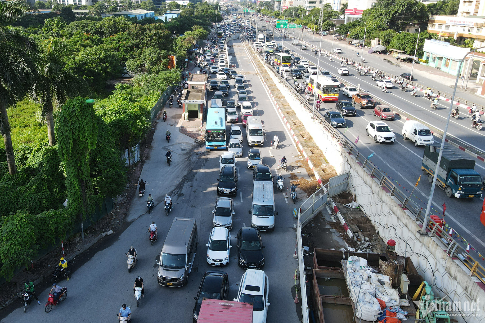 Nghìn người phơi nắng chờ qua lô cốt thi công cầu vượt Mai Dịch