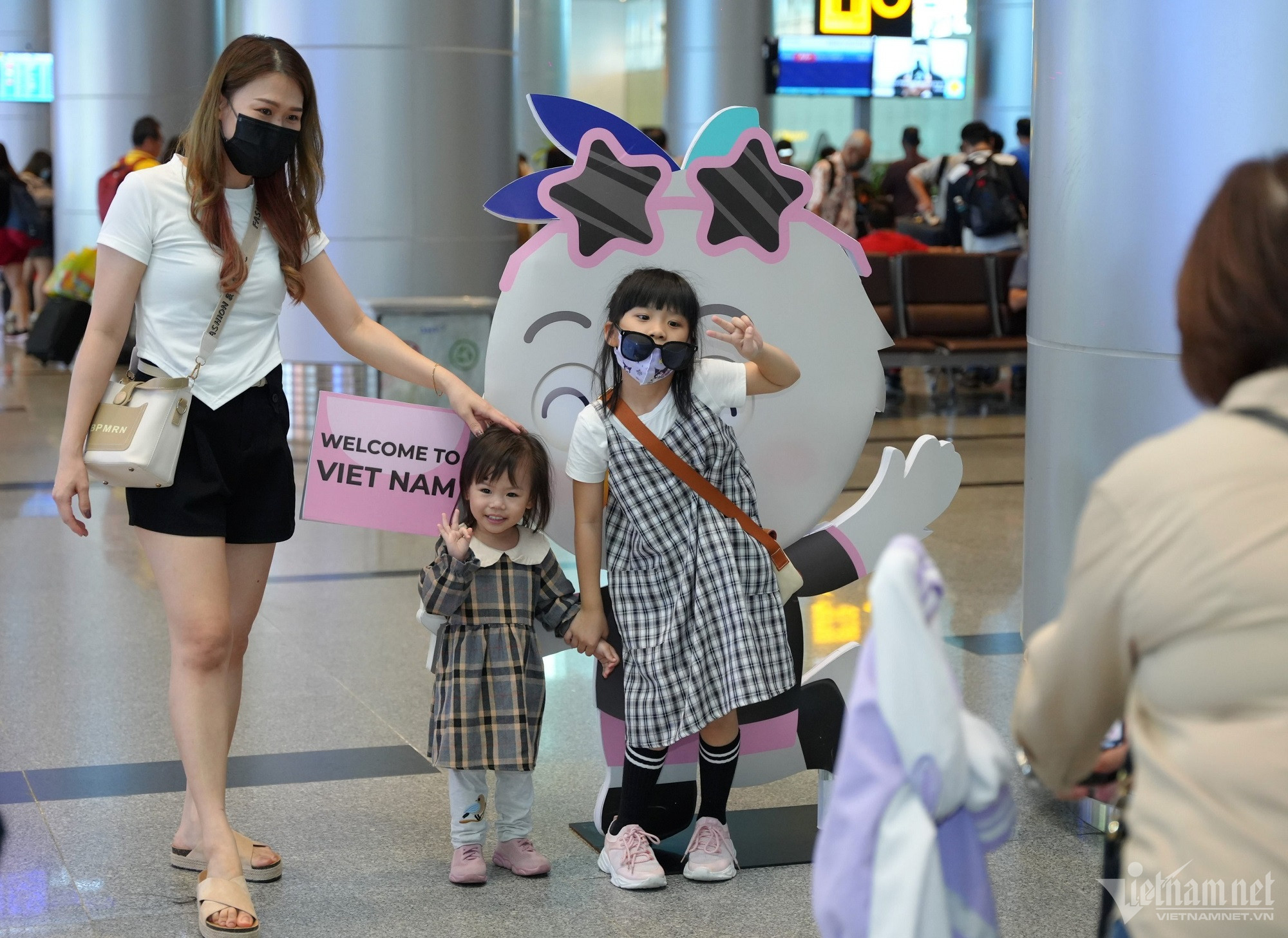 Sân bay Đà Nẵng ngập sắc hồng đen 'bắt trend' chào đón BlackPink