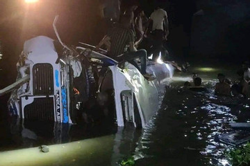 Xe buýt rơi xuống sông ở Sri Lanka, hàng chục người thương vong