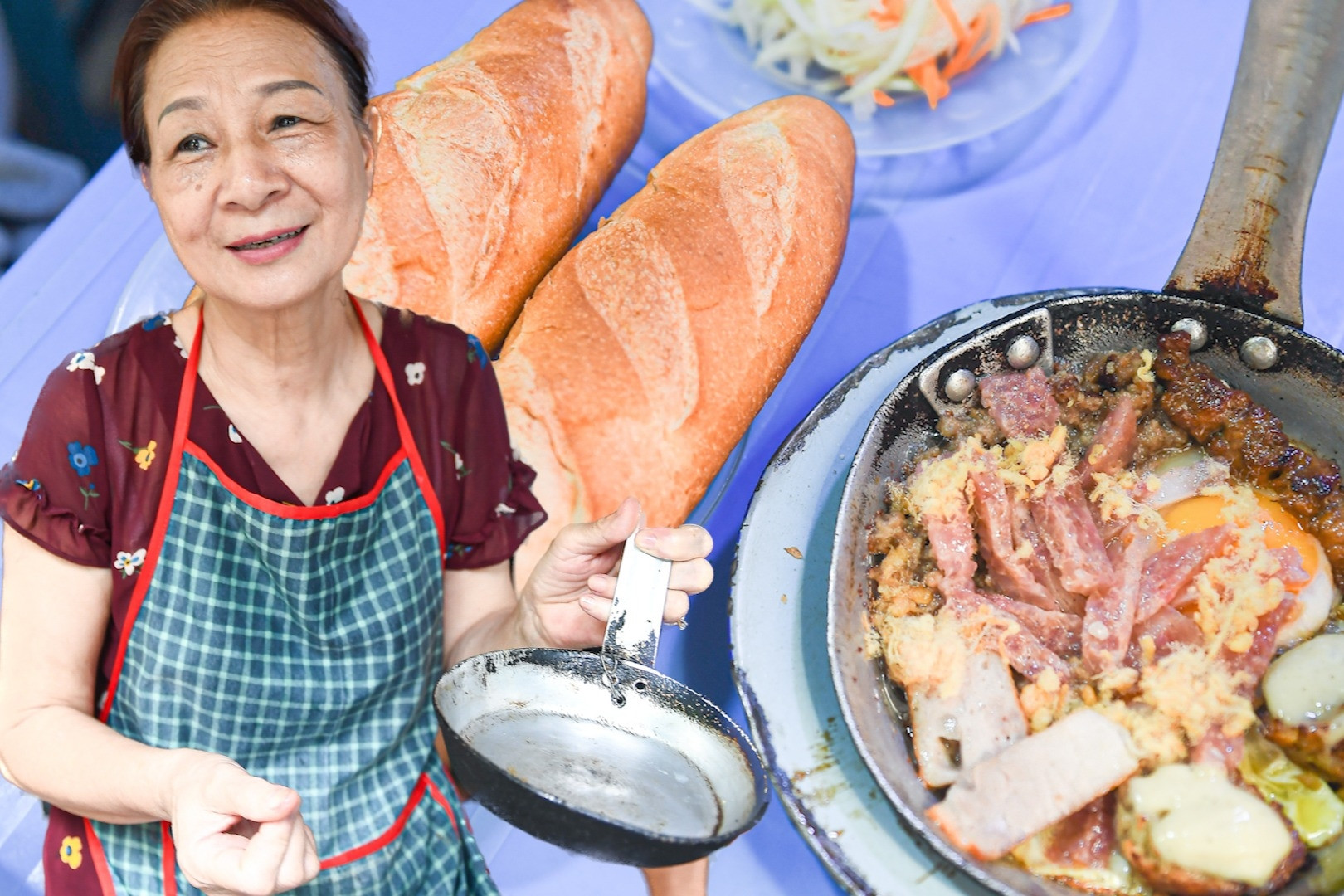 Bà chủ Hà Nội bán 'bánh mì Tây' bằng loại chảo 'thời ông bà anh'