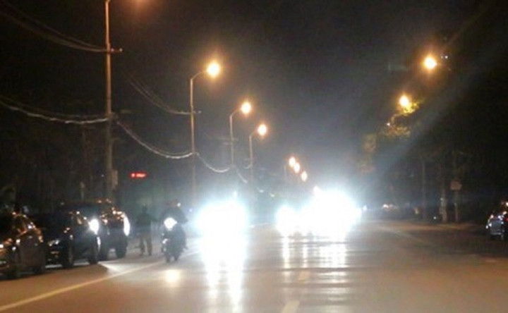 Đèn pha gây chói mắt tiềm ẩn nguy cơ gây tai nạn giao thông. (Ảnh minh họa).