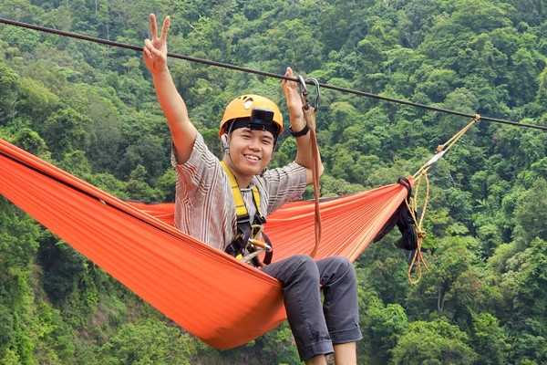 Chàng trai Hải Phòng mắc võng, ngủ đêm lơ lửng giữa vách núi cao 300m ở Lào