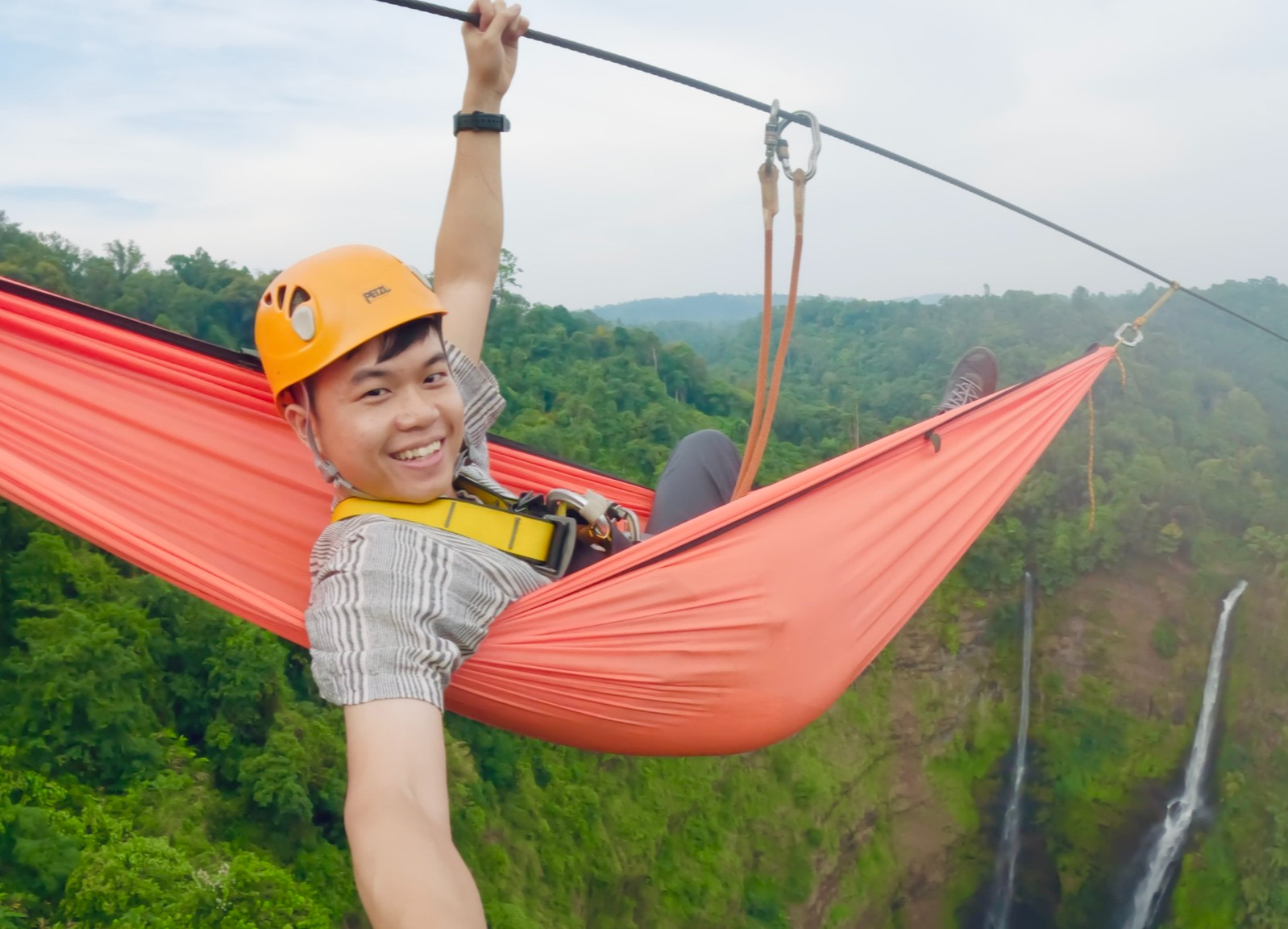 chang trai hai phong mac vong ngu dem lo lung giua vach nui cao 300m o lao 1219