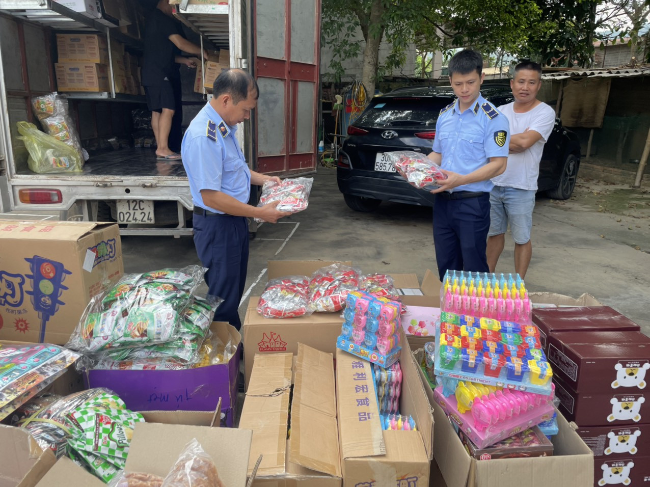 Nhập lậu hàng nghìn cánh gà, chân gà đóng túi rồi mang đi mời chào các các hộ kinh doanh - Ảnh 2.