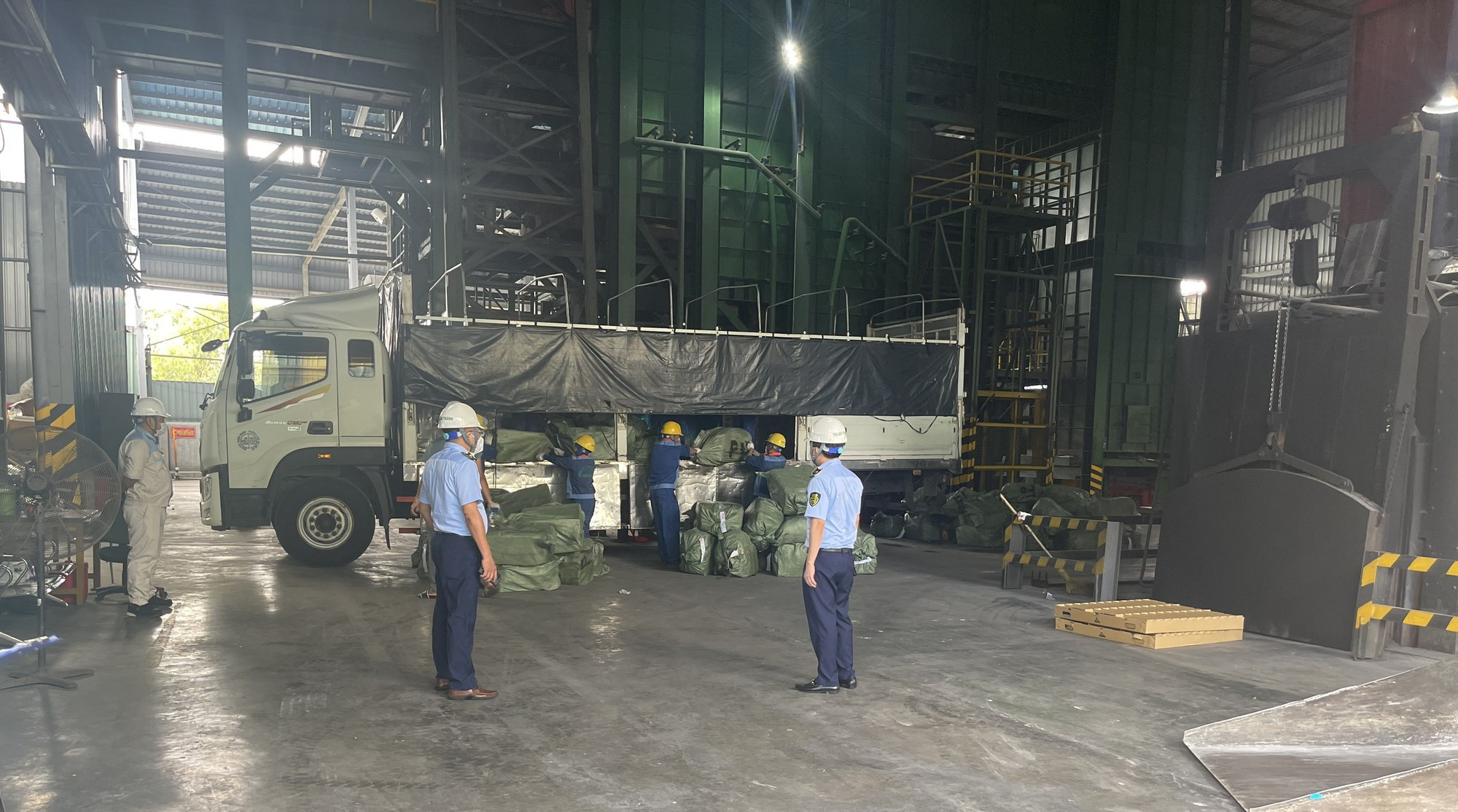 Nhập lậu hàng nghìn cánh gà, chân gà đóng túi rồi mang đi mời chào các các hộ kinh doanh - Ảnh 3.