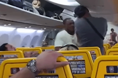 Không nhường nhau lối đi, 2 hành khách lao vào đánh nhau ngay trên máy bay