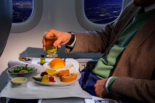 Máy bay buộc phải chuyển hướng vì khách hạng thương gia nổi giận chê đồ ăn