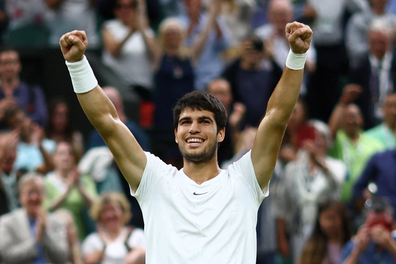 Ngược dòng hạ Berrettini, Alcaraz đoạt vé tứ kết Wimbledon