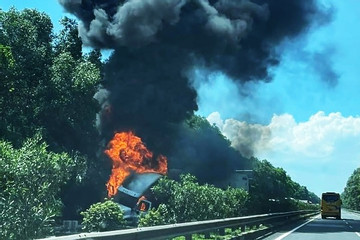 Ô tô đầu kéo cháy ngùn ngụt trên cao tốc Pháp Vân - Cầu Giẽ