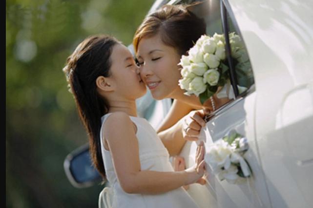 Phản đối mẹ đi lấy chồng, tôi bật khóc khi phát hiện một điều