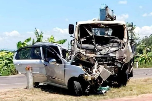 Tông vào đầu xe tải, tài xế ô tô tử vong ở Bình Định