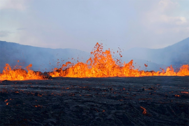 Cảnh tượng núi lửa Iceland phun trào ngoạn mục, siêu thực như ở hành tinh khác