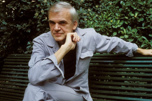 ‘Người khổng lồ văn học ẩn dật’ Milan Kundera qua đời