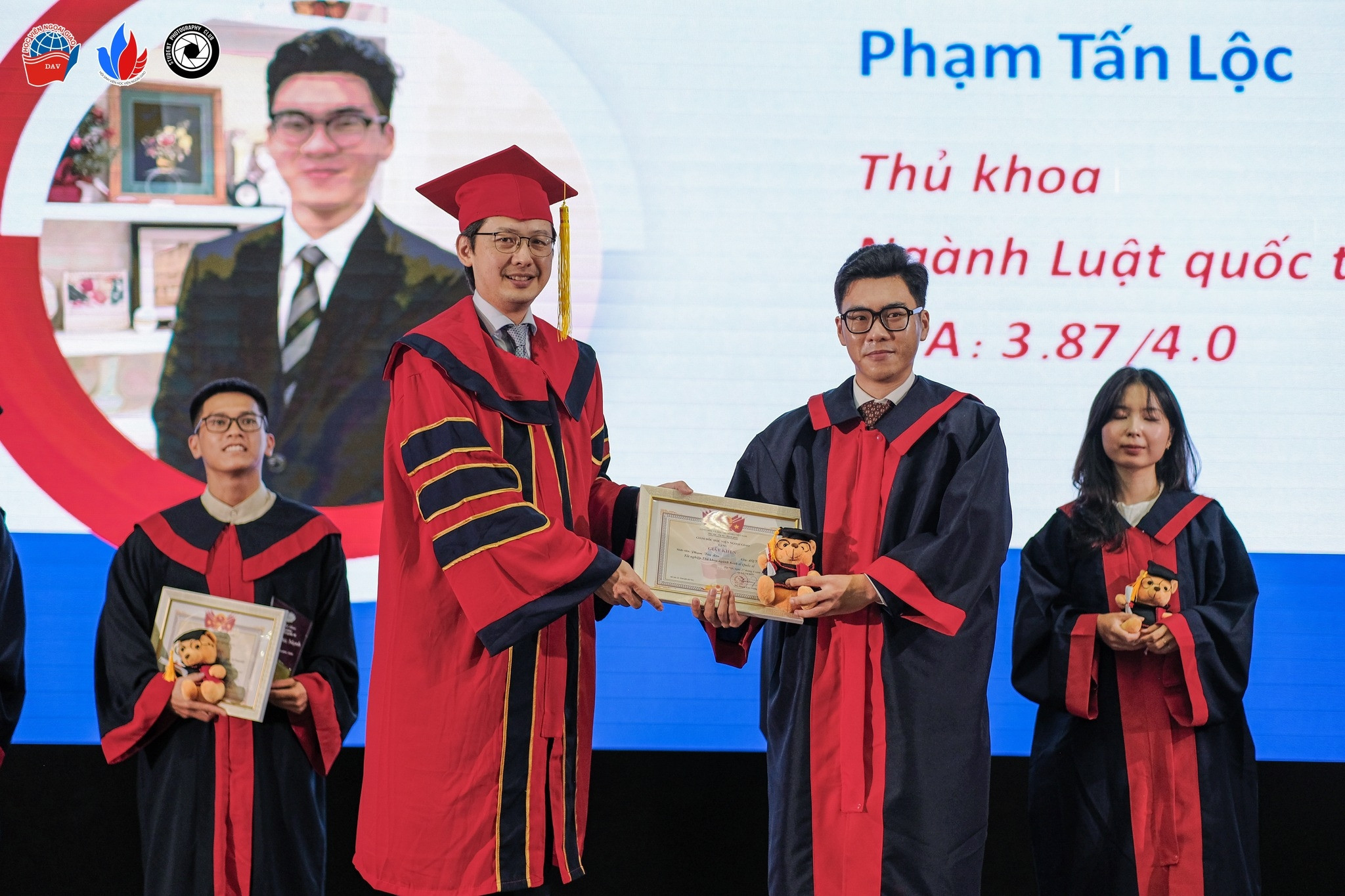 Thủ khoa Học viện Ngoại giao và những lần 'ngủ gật' bị bắt quả tang