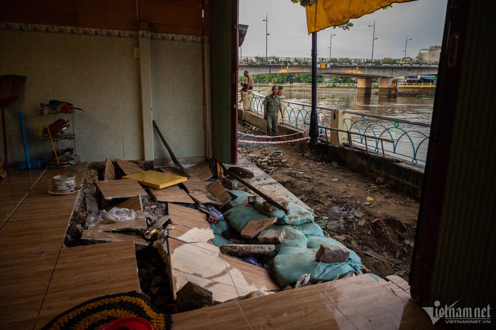 Sạt lở, sụt lún bờ kênh Thanh Đa gia tăng, người dân sống trong bất an