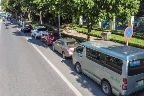 Cảnh dãy dài ô tô chiếm giữ lòng đường ở Hà Nội, bất chấp biển cấm đỗ