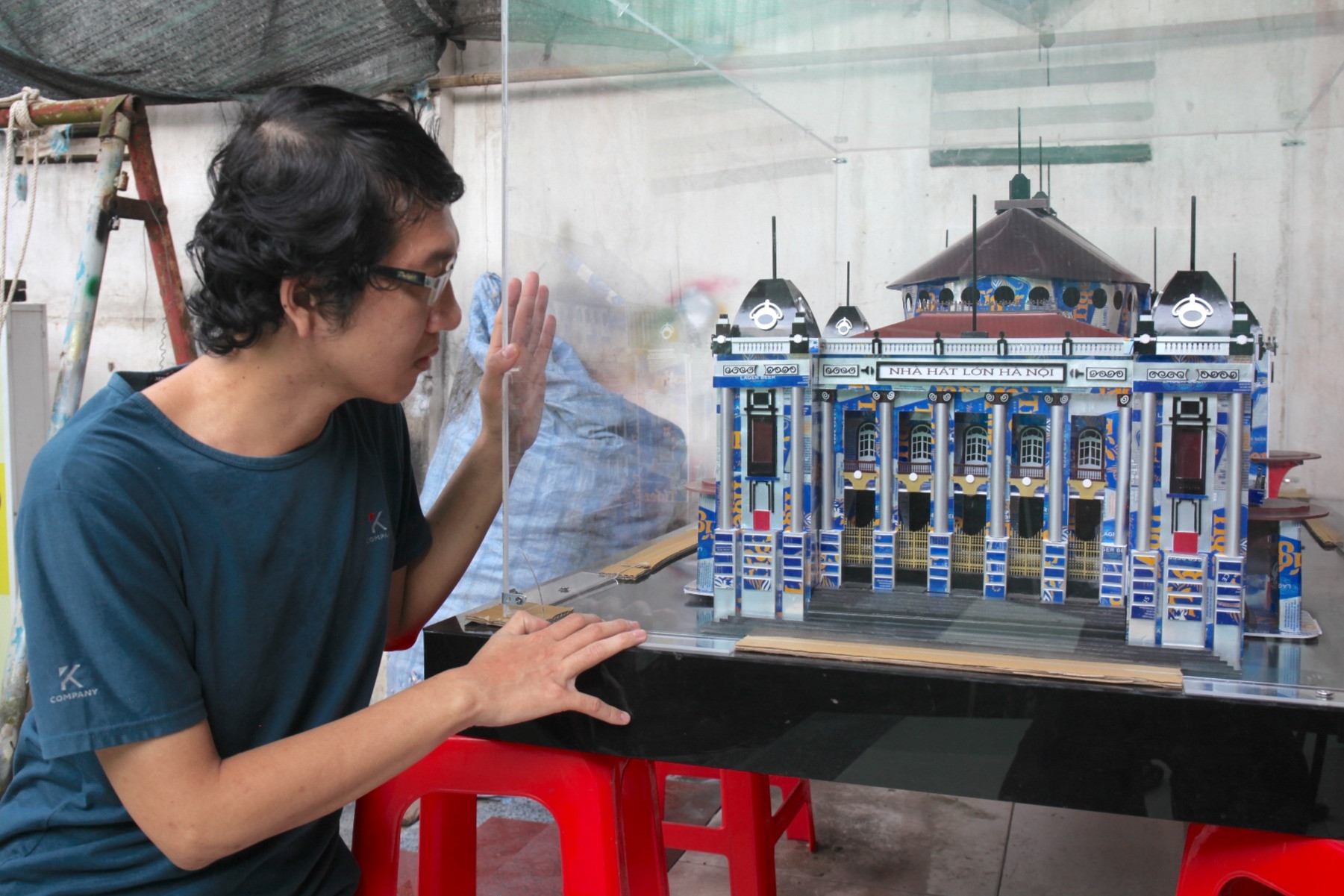 Chàng trai Cần Thơ biḗn vỏ ʟon thành mȏ hình nhà hát, máy bay