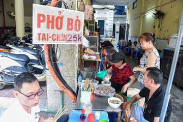 Quán phở Hà Nội bán giá siêu rẻ, khách gọi 15.000 đồng vẫn vui vẻ phục vụ
