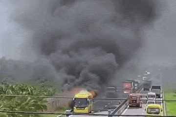Xe khách cháy ngùn ngụt trên cao tốc Trung Lương - Mỹ Thuận