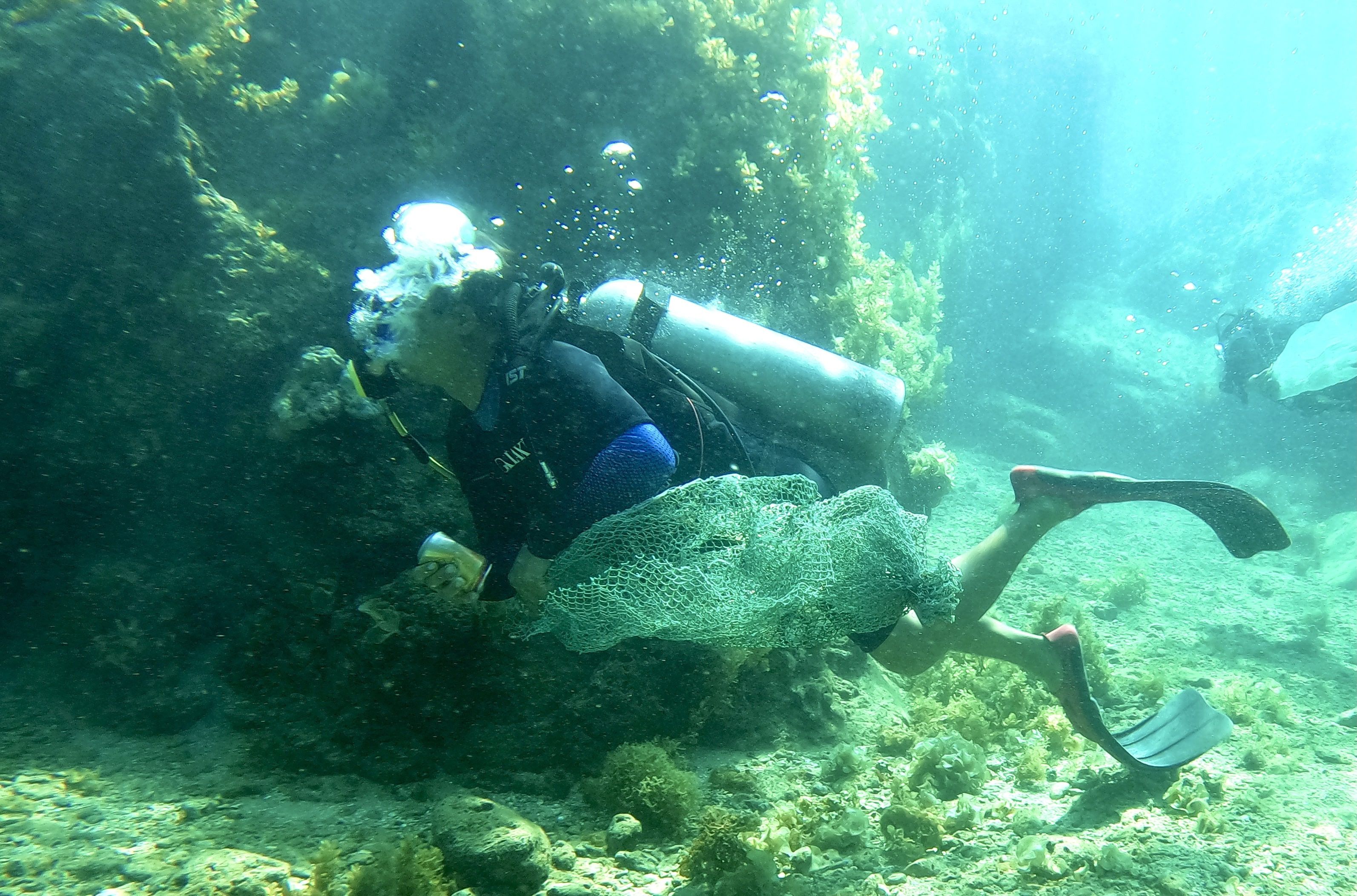 young-people-dive-to-pick-up-trash-in-seabeds