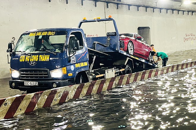 Đồng Nai: Mưa lớn trong đêm, nhiều phương tiện chết máy nằm la liệt