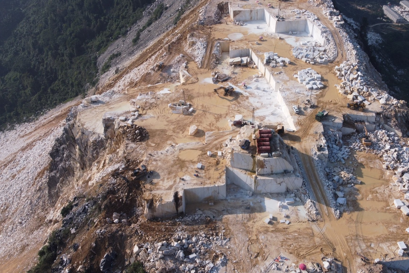 Cục Khoáng sản kiểm tra mỏ đá ở Yên Bái khiến dân bất an