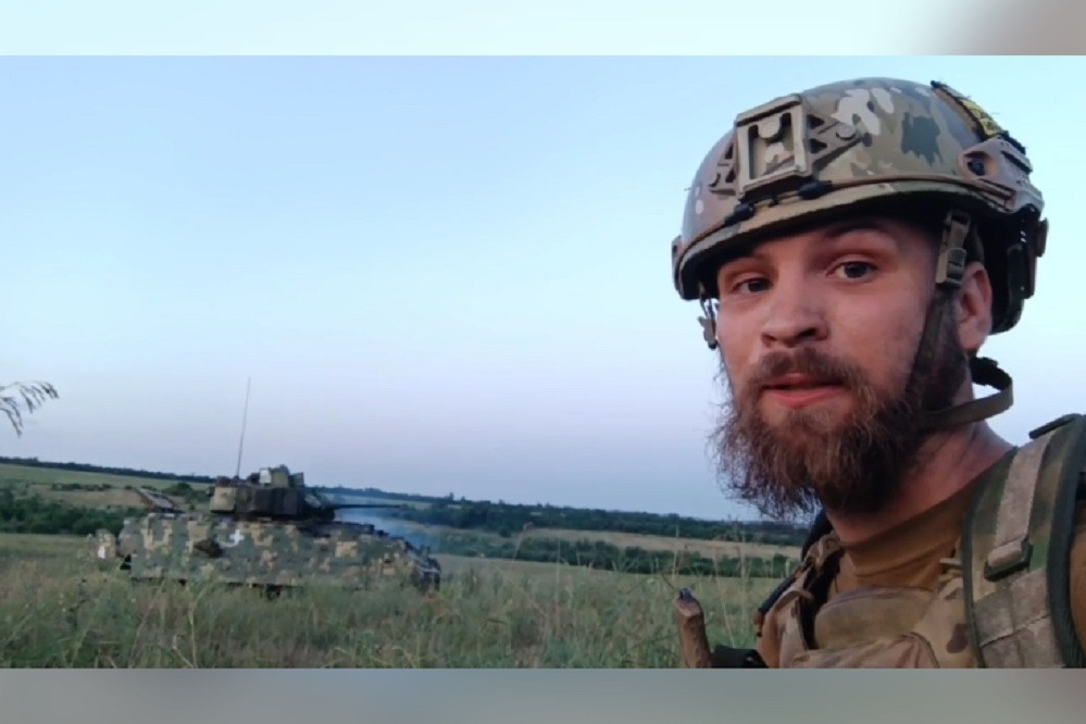 Hình ảnh lính Nga thu giữ xe M2 Bradley đầu tiên của Ukraine