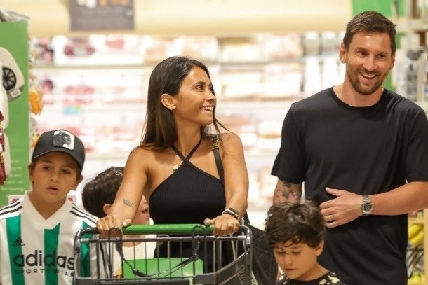 Messi làm ‘người thường’, thoải mái đi siêu thị cùng vợ con ở Mỹ