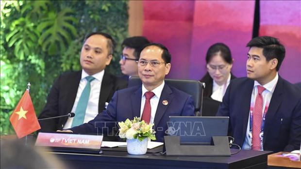 Vietnam attends ASEAN Plus One Foreign Ministers’ Meetings hinh anh 1