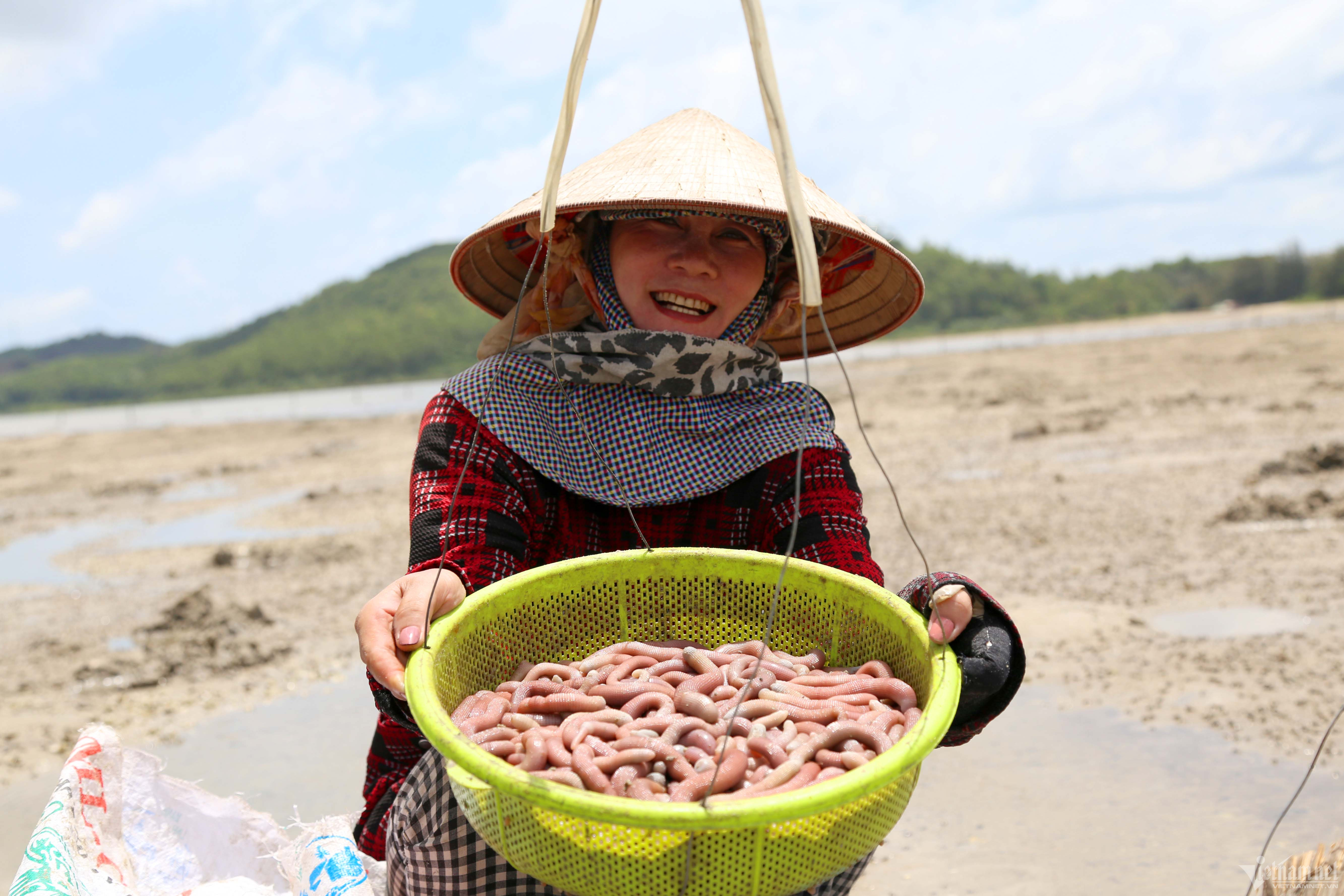 Miệt mài đào 'mì chính nhà giàu', chị em phấn khởi kiếm tiền triệu mỗi ngày