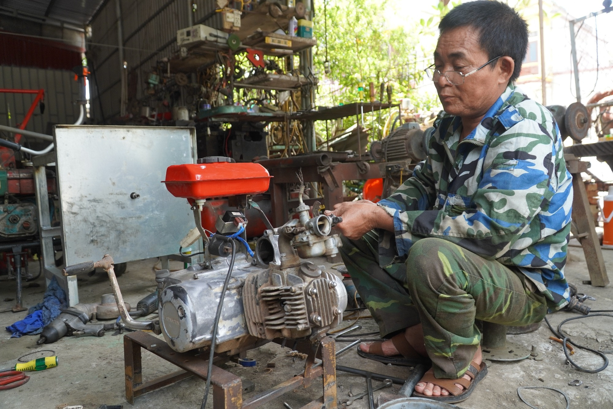 Lão nông biến đồng nát thành máy nông nghiệp thông minh, trăm người đặt mua