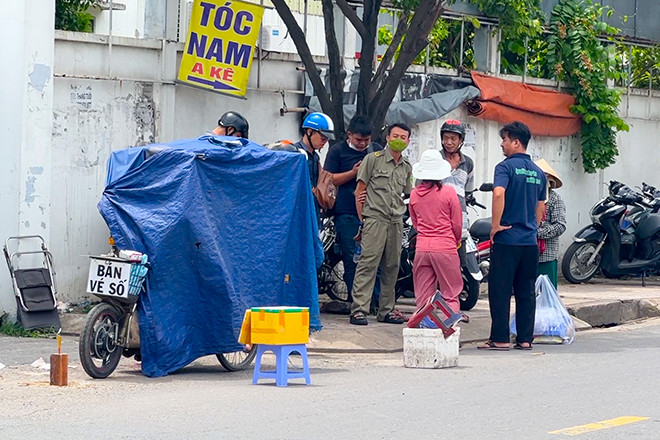 Người đàn ông bán vé số gục chết trên xe lăn