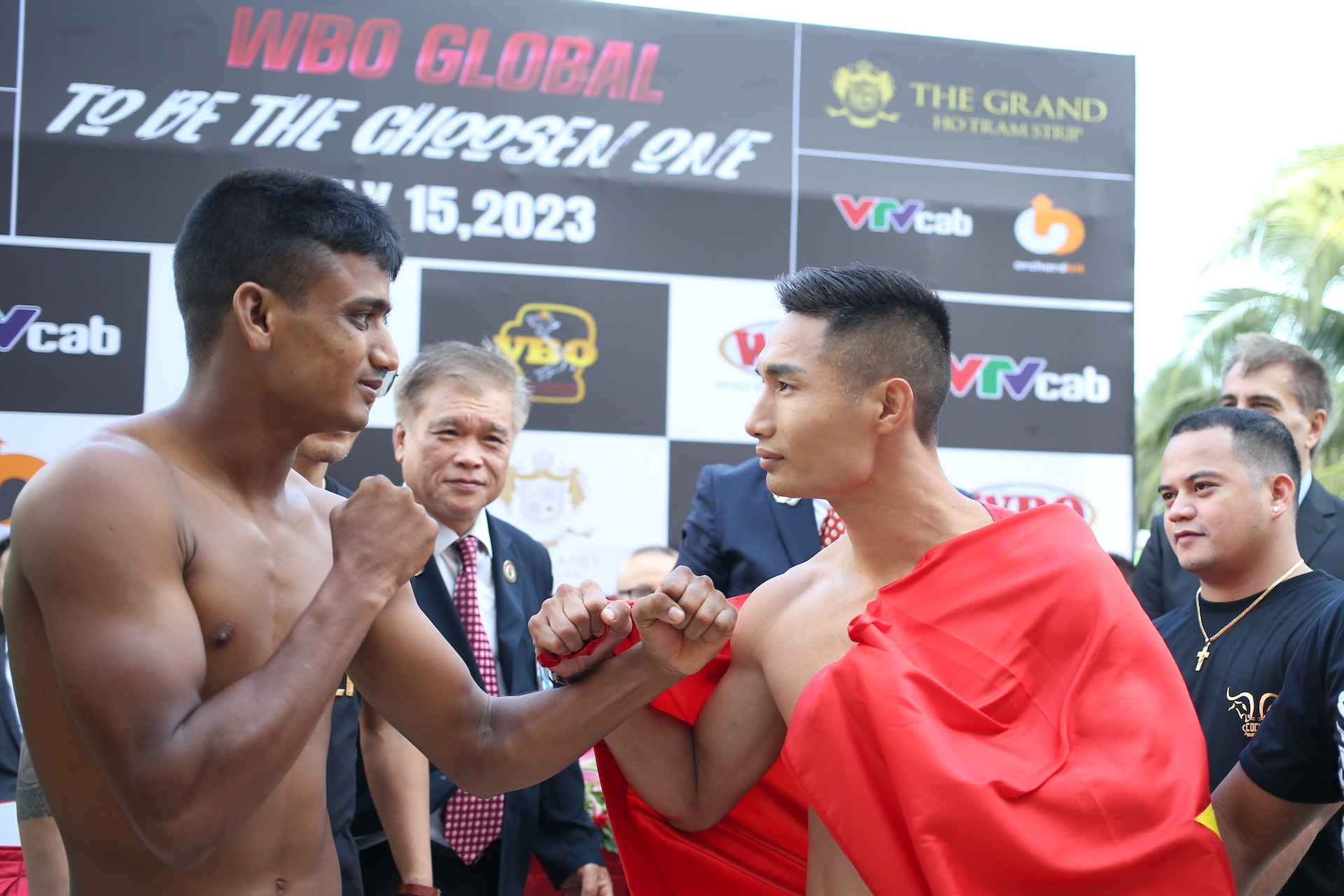 Võ sĩ Việt Nam bị đối thủ 'chơi chiêu' trước thượng đài