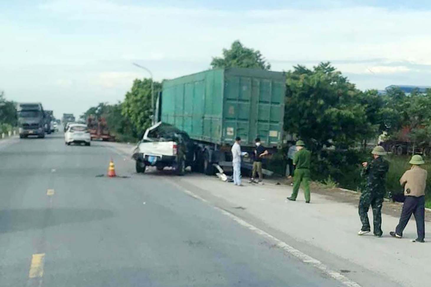 Xe bán tải húc vào container đậu bên đường, 6 người thương vong