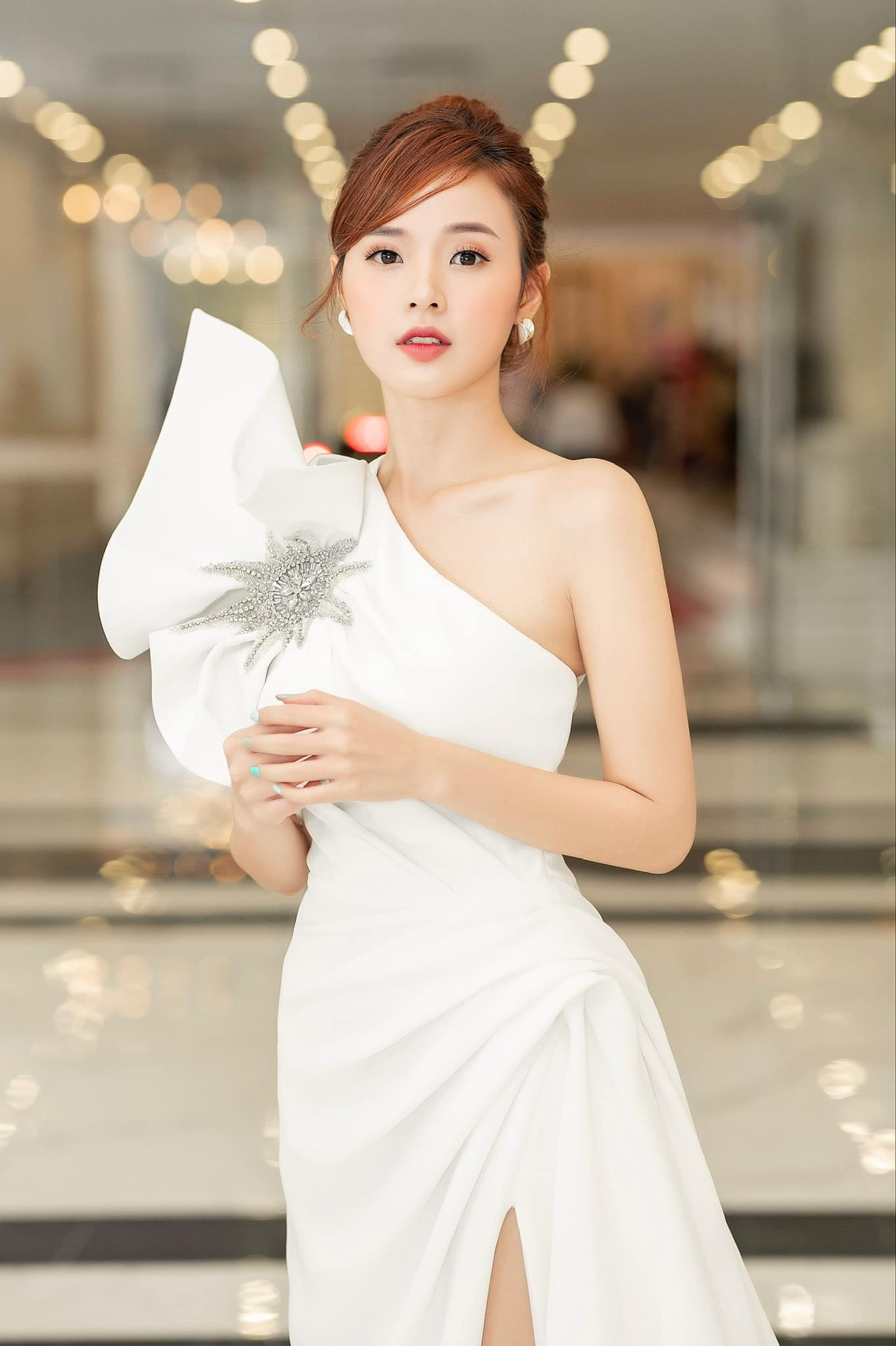 Quyền Linh nhăn nhó phục vụ vợ con chụp ảnh, Phương Oanh sexy