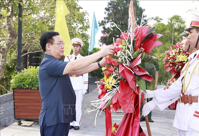 Chủ tịch Quốc hội Vương Đình Huệ tưởng niệm các anh hùng liệt sĩ