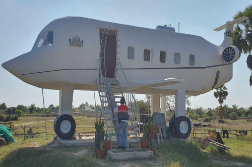 Dốc hết tiền tiết kiệm, anh thợ xây ở Campuchia làm nhà hình máy bay độc lạ