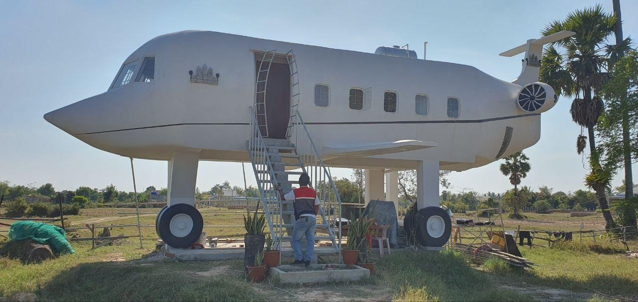 Dốc hết tiền tiết kiệm, anh thợ xây ở Campuchia làm nhà hình máy bay độc lạ  - 4