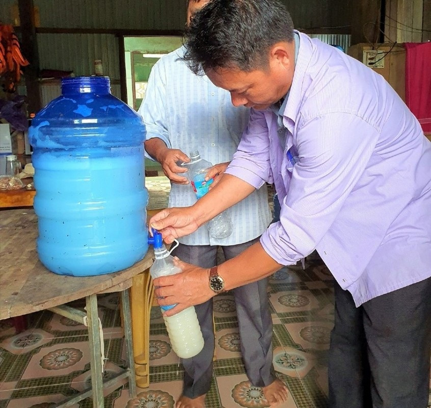 Nghề lạ ở Việt Nam: Mổ cây lấy nước ra ngay thứ rượu cay nồng không xỉn - 14