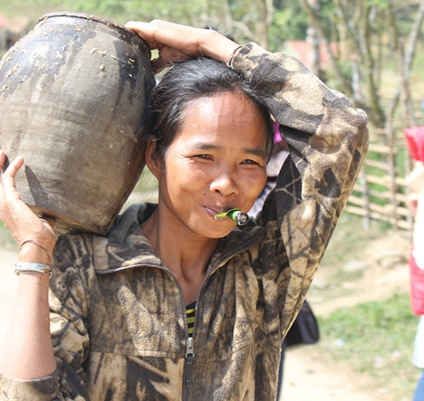 Nghề lạ ở Việt Nam: Mổ cây lấy nước ra ngay thứ rượu cay nồng không xỉn - 15